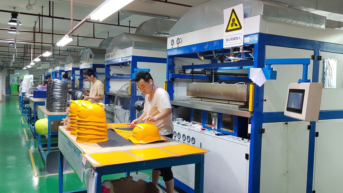 生产工厂 吸塑机.jpg 生产工厂 吸塑机.jpg