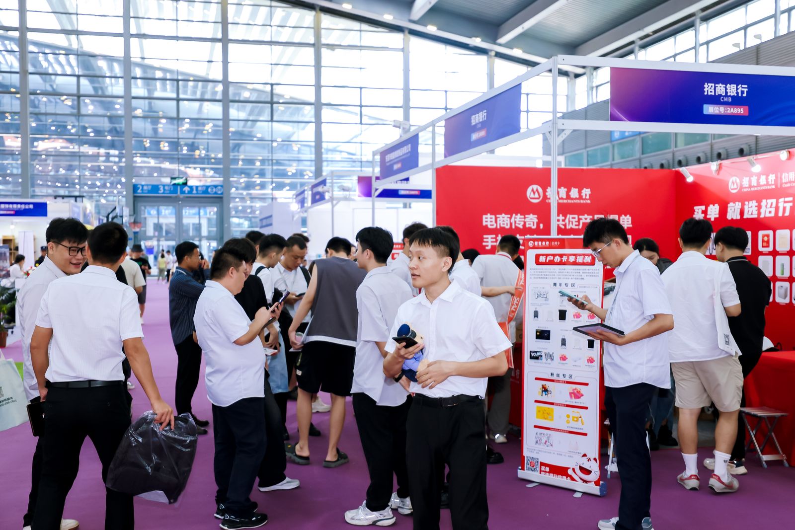 展位人流7.jpg 展位人流7.jpg